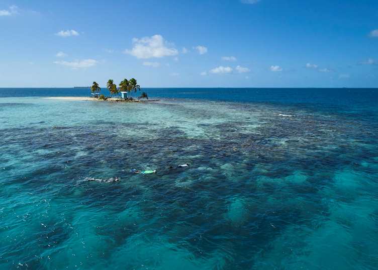 Sandbar, Ray Caye Island Resort 
