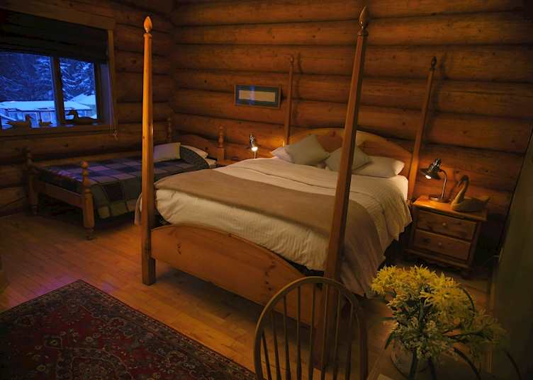 Classic room, Inn on the Lake, Marsh Lake
