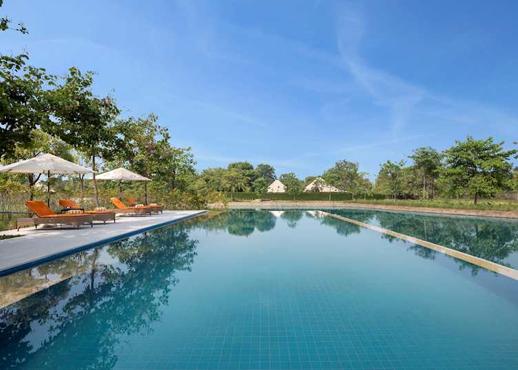 The pool at The Oberoi Vindhyavilas