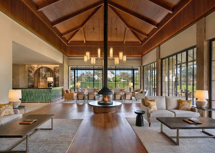 The elegant lounge at The Oberoi Vindhyavilas