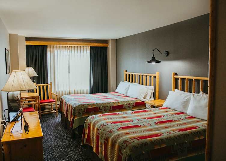 Standard two queen room, Brewster Mountain Lodge, Banff