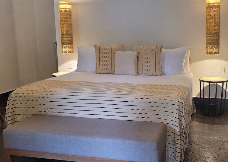 Room, Antelar Casa Destino