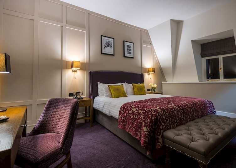 Deluxe King room, Bishop's Gate Hotel