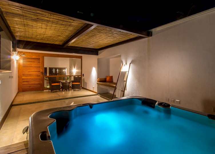 Sky Suita jacuzzi, Aditya