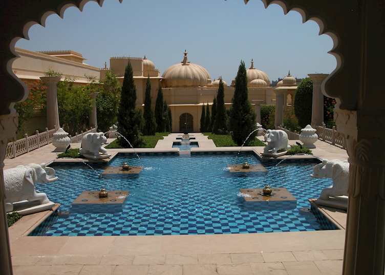 UdaiVilas, Entrance