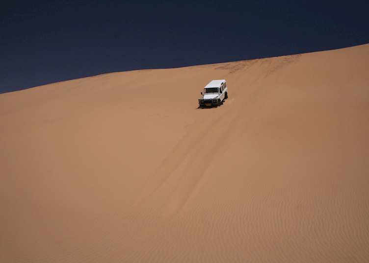 4x4 driving on the dunes, Sandwich Harbour trip