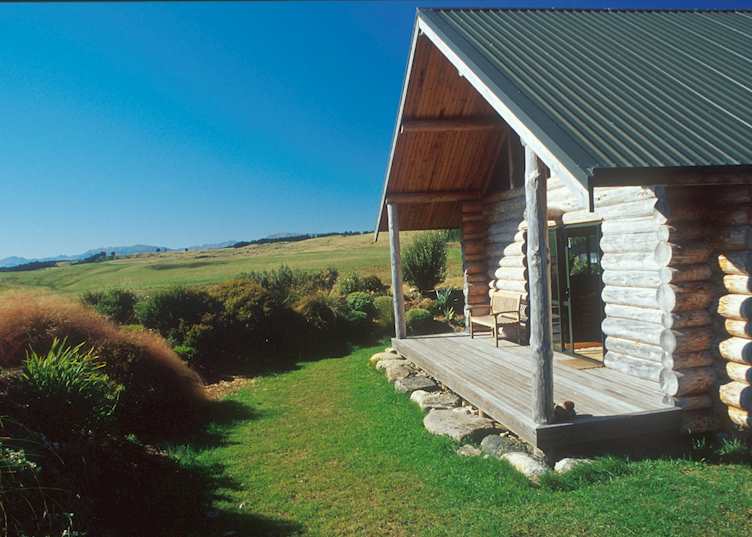 Log cabin, Fiordland Lodge, Te Anau