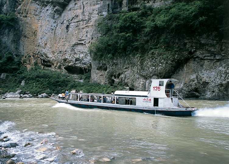 Cruise up Lesser Gorges, Yangtze River, China