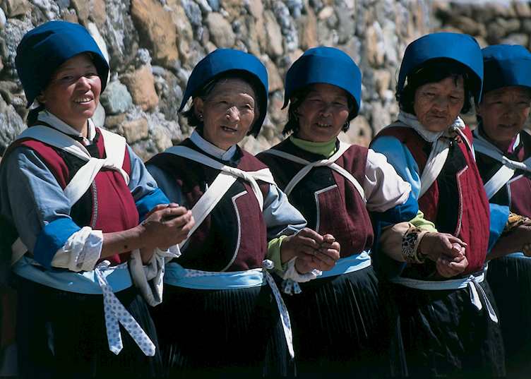Naxi women, Lijiang