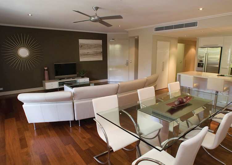 Living and dining area, Executive Apartment, The Mandalay and Shalimar Apartments, Port Douglas