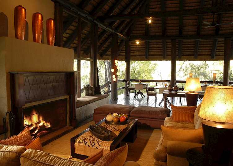 Lounge. Sabi Sabi Little Bush Camp, The Sabi Sand Wildtuin