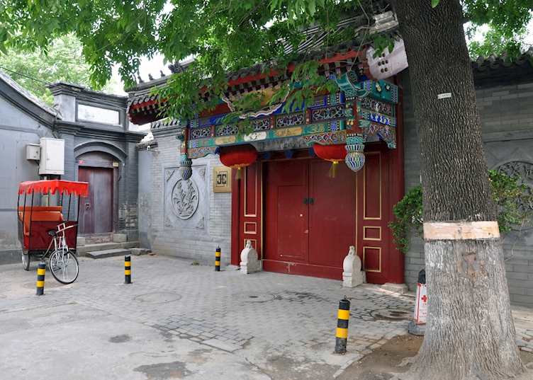 Cote Cour Entrance