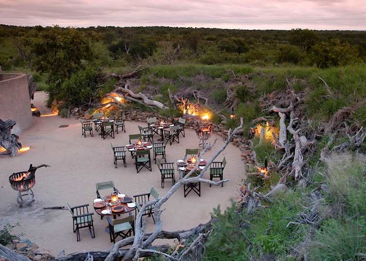 Boma and campfire at Sabi Sabi Earth Lodge, The Sabi Sand Wildtuin
