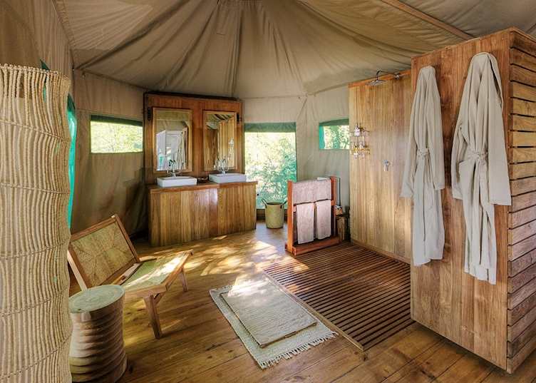 A bathroom at Chindeni Bushcamp