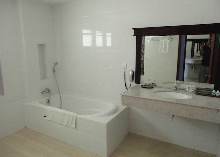 Bathroom, Hotel Zwe-Ka Bin, Hpa An
