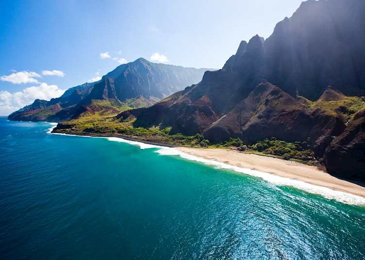 Long view of Na Pali Coast, Kauai (Source: HTA / Tor Johnson)