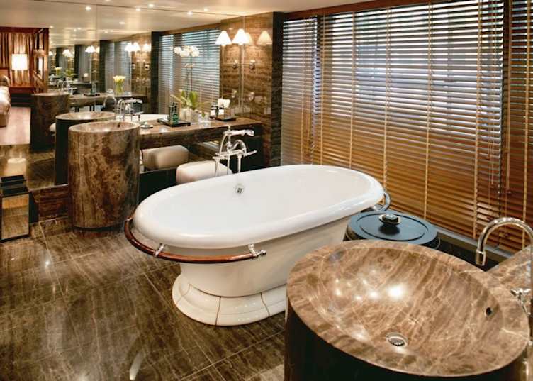 Deluxe Oriental Suite Bathroom, Mandarin Oriental