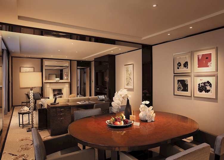 Grand Deluxe Harbour View Suite Living Room, Peninsula
