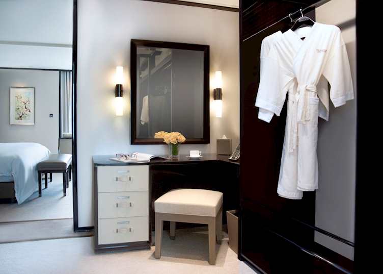 Grand Deluxe Harbour View Suite Dressing Room, Peninsula