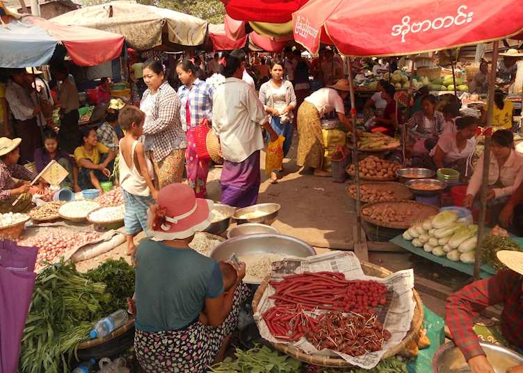 Market traders at Mandalay Railway Bazaar