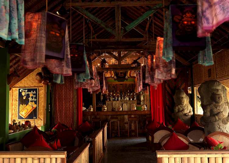 Lara Djonggrang Bar, Tugu Lombok
