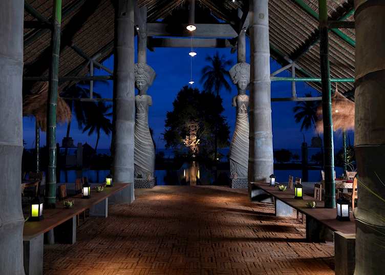 Bale Kokok Pletok Restaurant, Tugu Lombok, Sire Beach