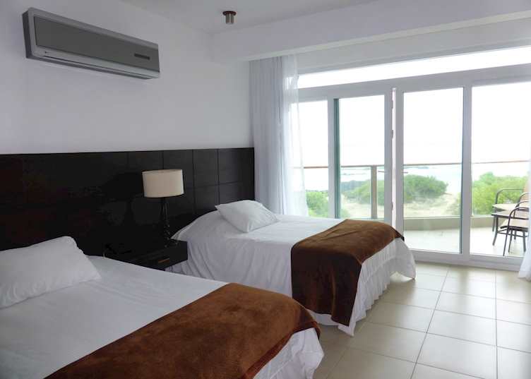Standard ocean view twin room, Iguana Crossing