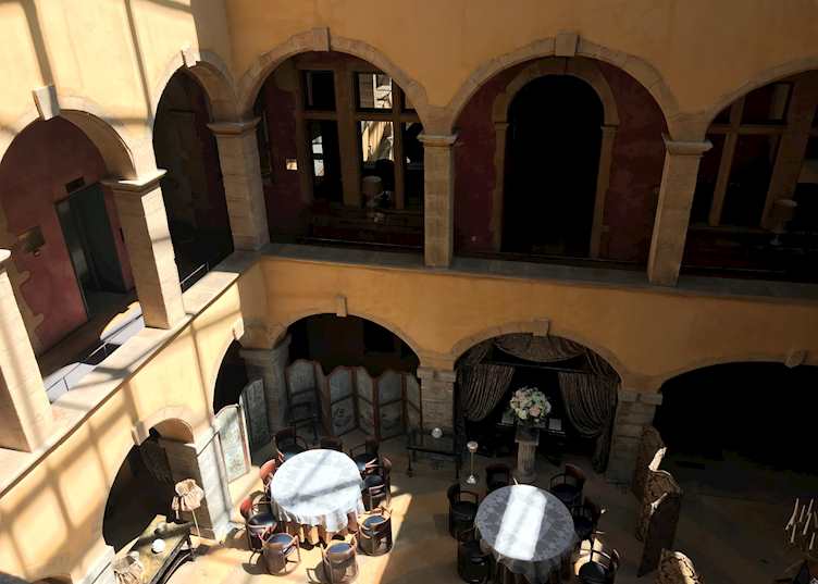 Restaurant and arcades, Cour des Loges