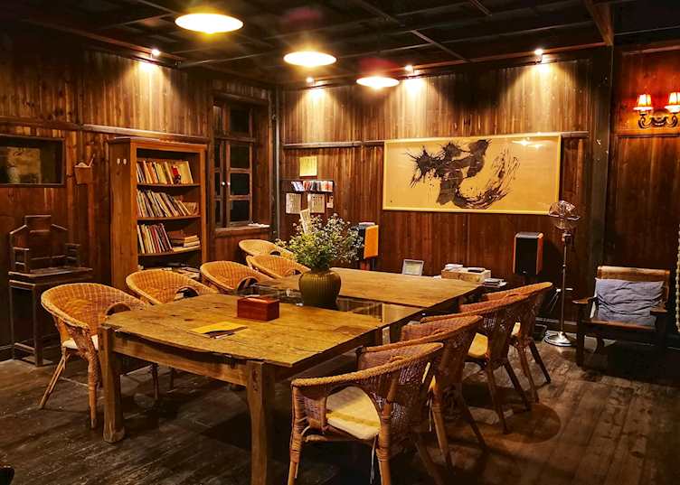 Pig's Inn 2, Huang Shan