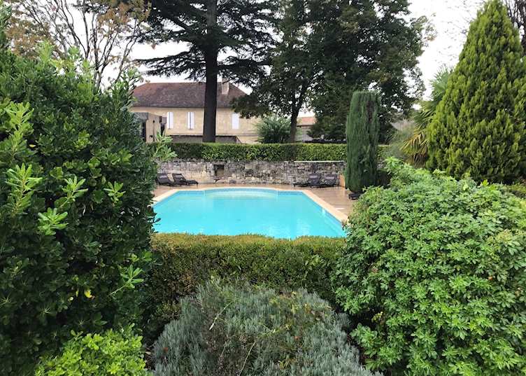 Pool and courtyard, Hôtel Au Logis des Remparts