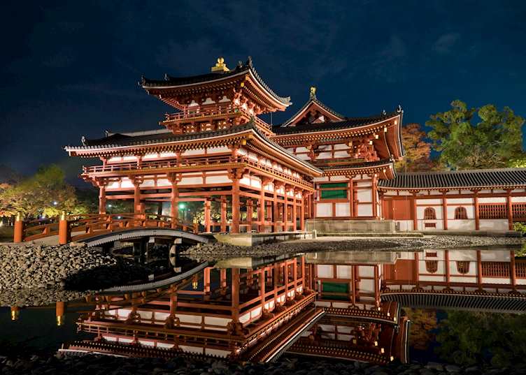 Byoudo-in at night