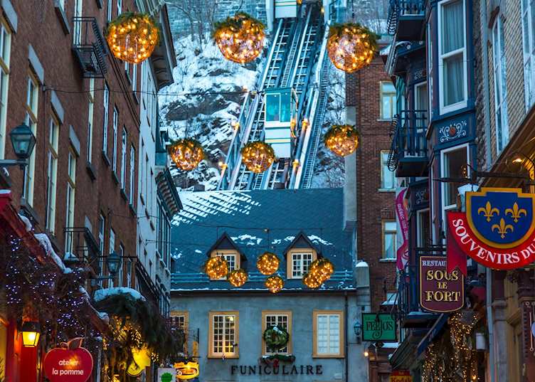 Boutiques and Christmas lights in Old Québec City