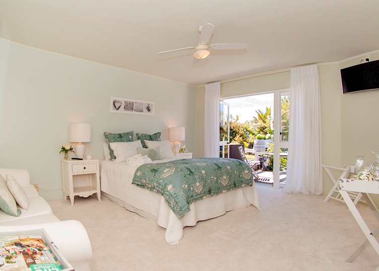 Mr & Mrs Smith Room at Hahei B&B