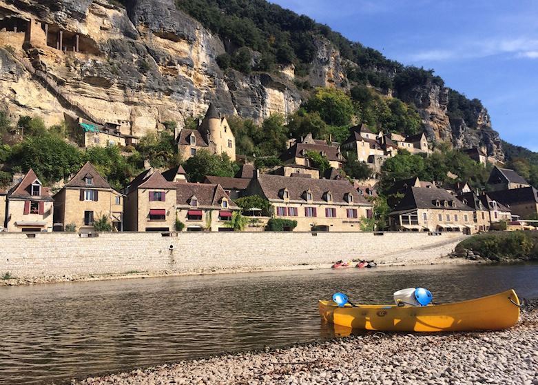 Canoeing on the river, La Roque-Gageac, Dordogne Canoeing on the river, La Roque-Gageac, Dordogne