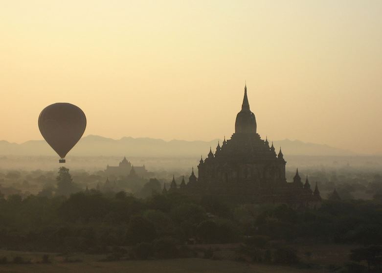 Dawn balloon flight over the temples of Bagan Dawn balloon flight over the temples of Bagan