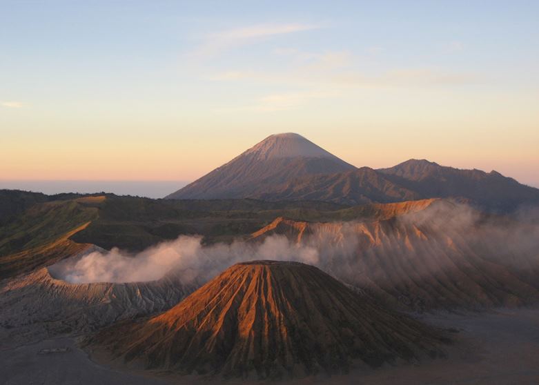 Sunrise over Mount Bromo, Indonesia Sunrise over Mount Bromo, Indonesia