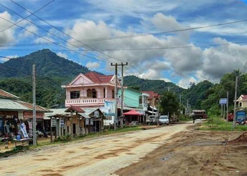 Vieng Thong main street