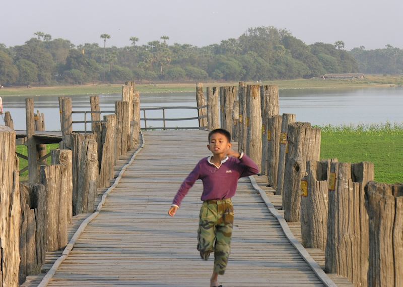 Child on U-Bein bridge
