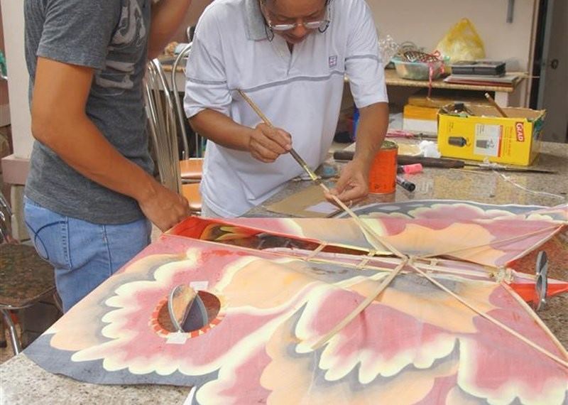 Kite making and flying in Hue