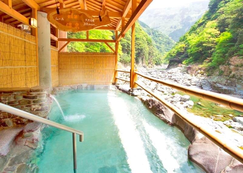 Men's outdoor bath during the daytime