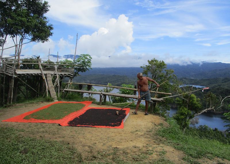 Drying pepper berries with a view over the Bengoh Lake