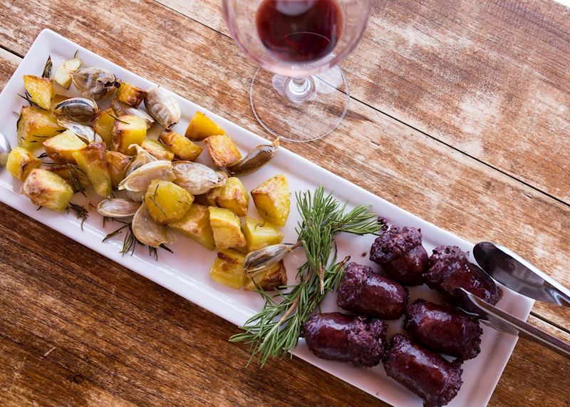 Roast potatoes and sausages, Chianti