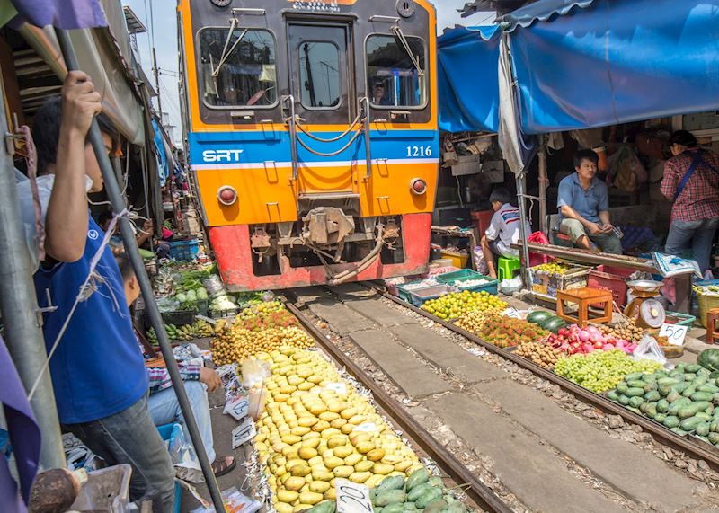 Railway market, Amphawa