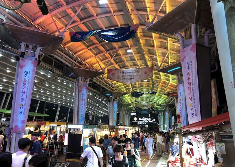 Dongmun night market