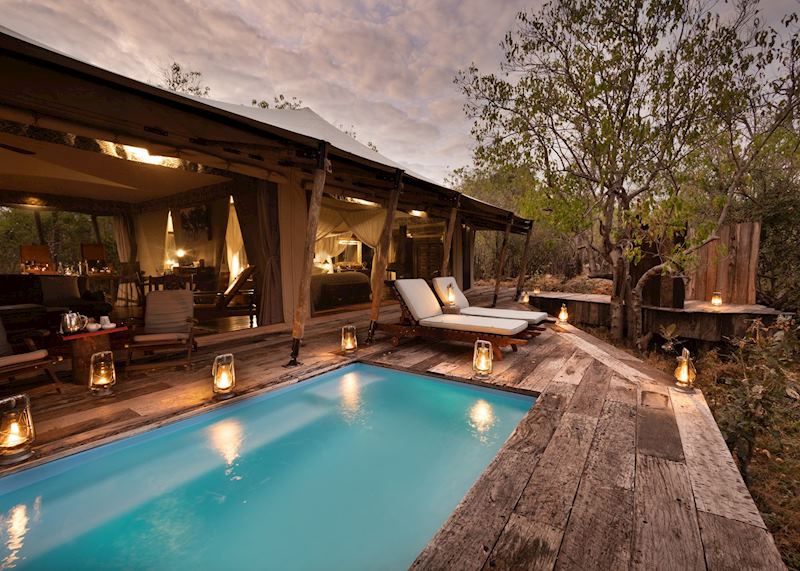 Suite outdoor area and plunge pool at Zarafa Camp