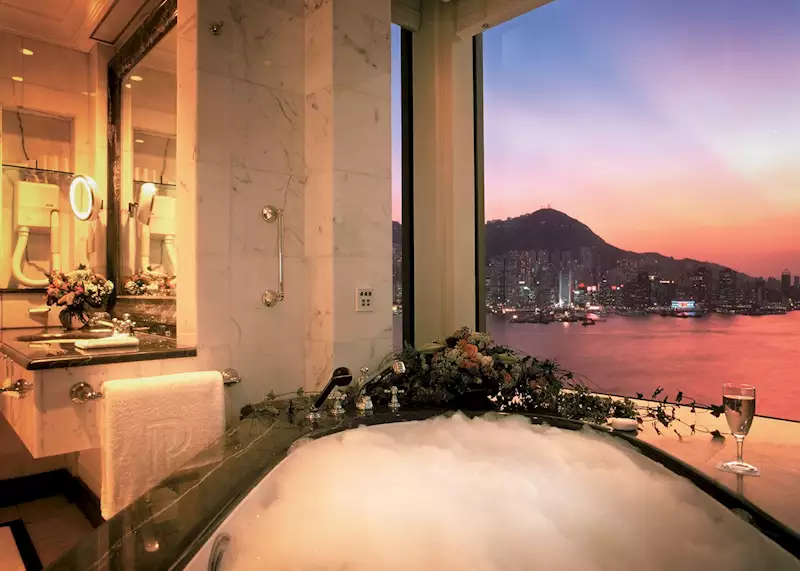 10 Luxury Bathtubs with an Astonishing View