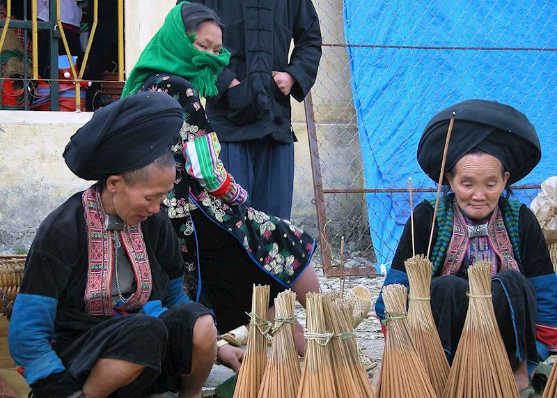 Dao Ao Dai women selling brooms