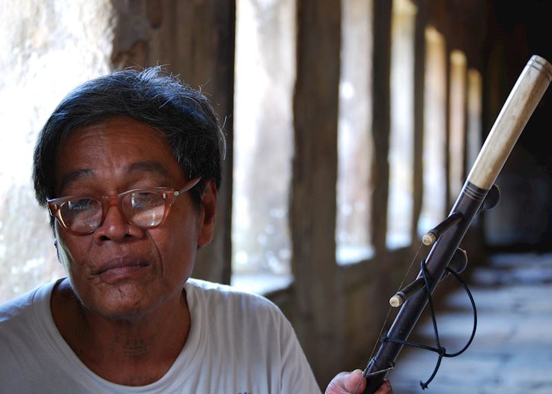 Old man busking at Preah Vihear