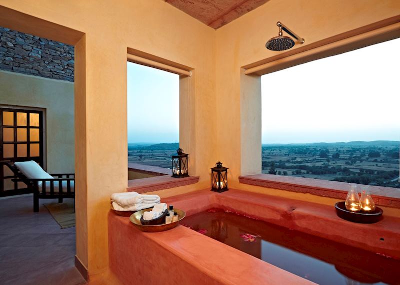 Terrace and outdoor bath of a Category 1 Suite, Ramathra Fort