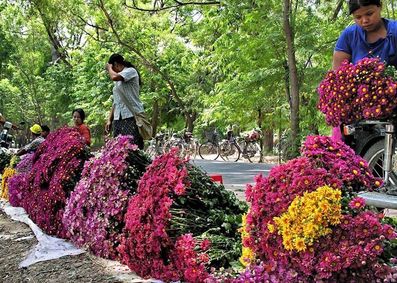 Flower sellers on road to Maymyo